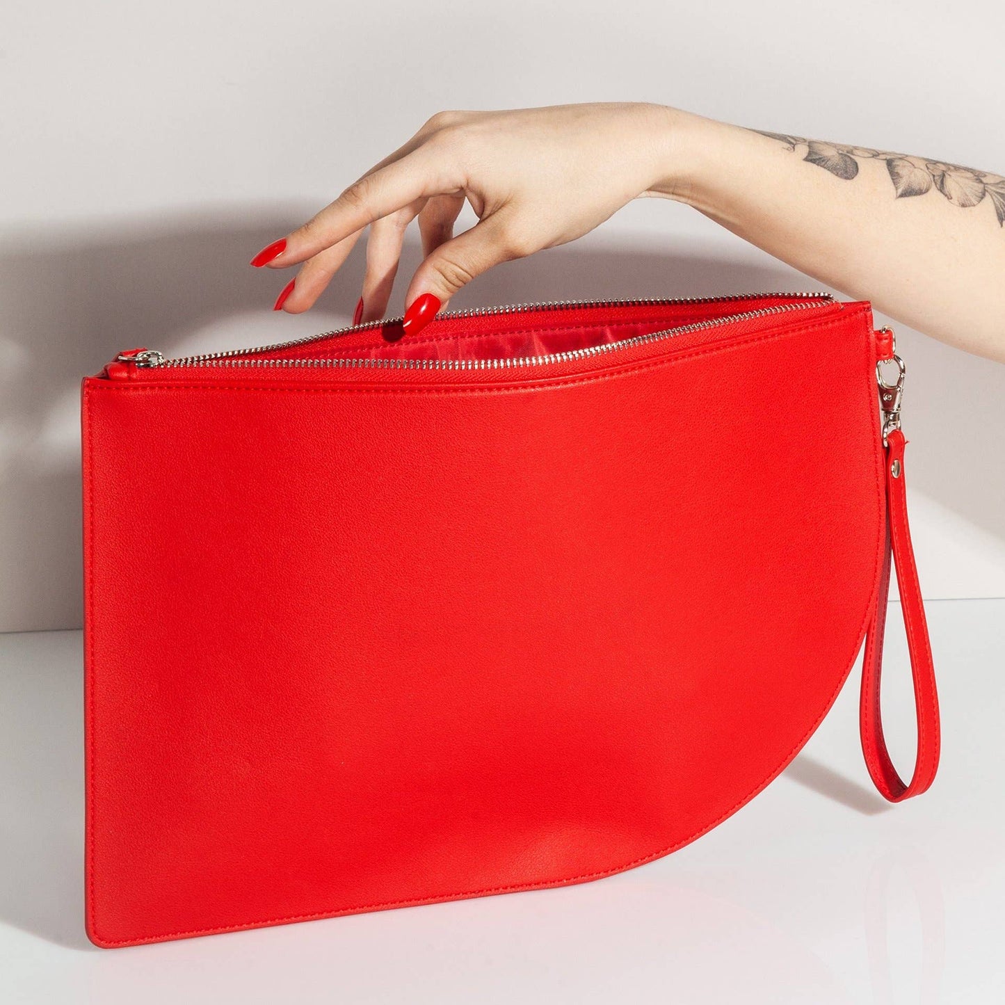 Curve Clutch in Red - Las Ofrendas