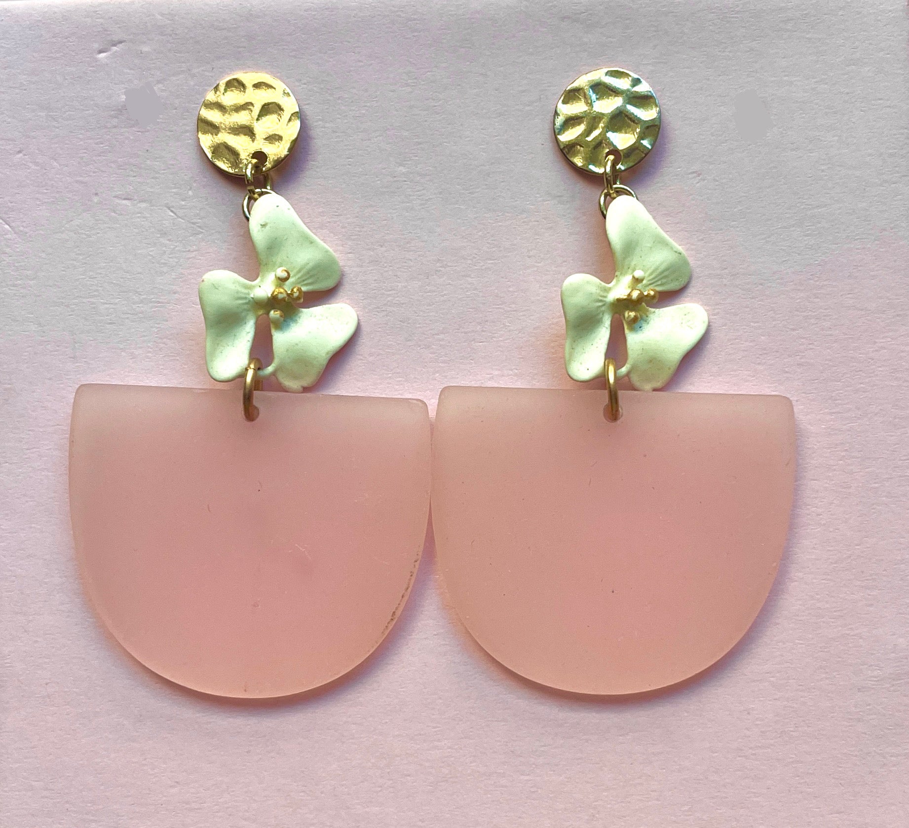 Gold Circle Top with White Flower and Pink Acetate Earrings - Las Ofrendas 