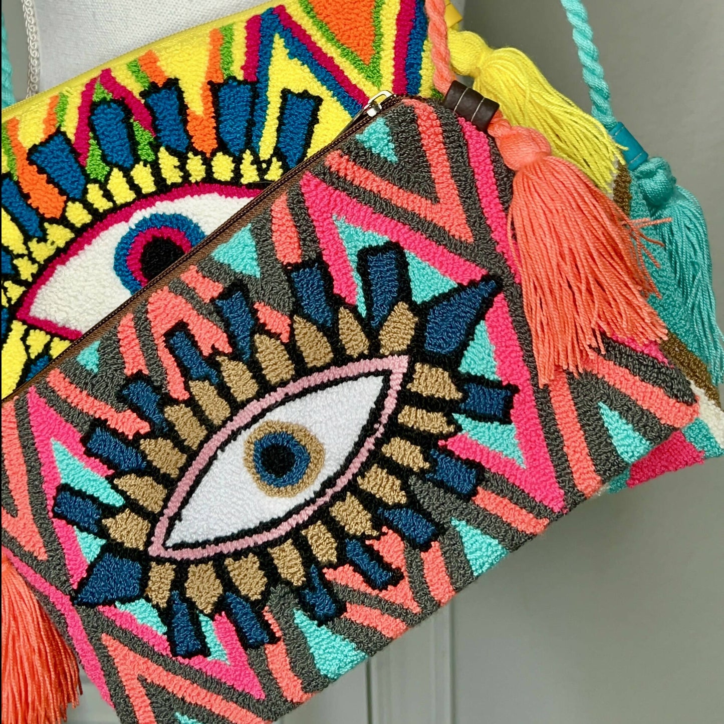 Ojitos Crossbody