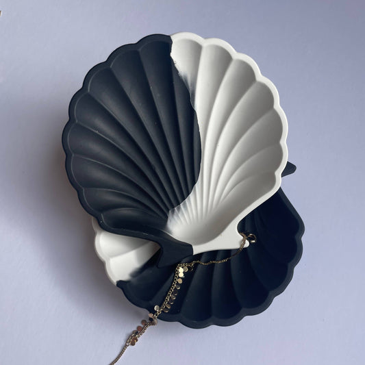 Monochrome Seashell Trinket Dish - Las Ofrendas 